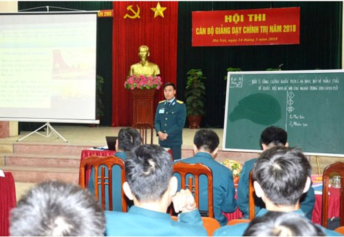 Cán bộ dự thi giảng dạy chính trị giỏi