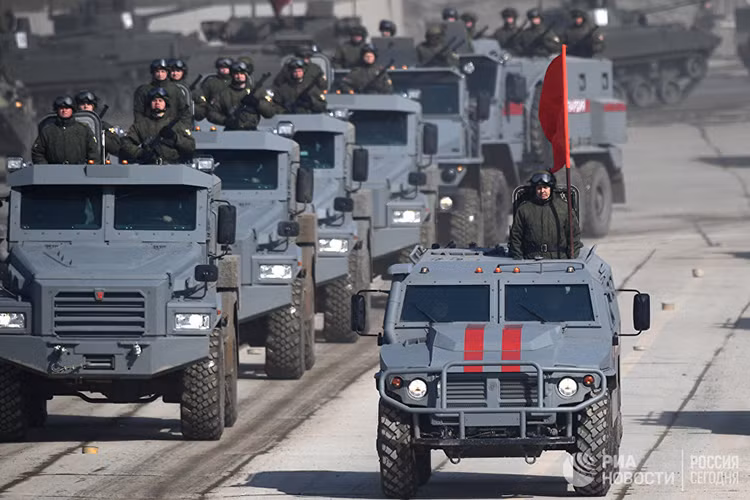 Còn ở đoàn xe là này là bộ đôi xe bọc thép Tiger và Patrol. Nguồn ảnh: RIA Novosti.