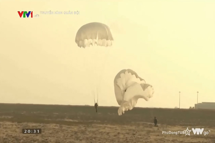 Trong tương lai, công nghệ thực tế ảo thậm chí sẽ còn có ứng dụng cao hơn nữa trong việc huấn luyện và thậm chí là được sử dụng trực tiếp trên chiến trường, hỗ trợ khả năng chiến đấu của người lính. Nguồn ảnh:VTV.