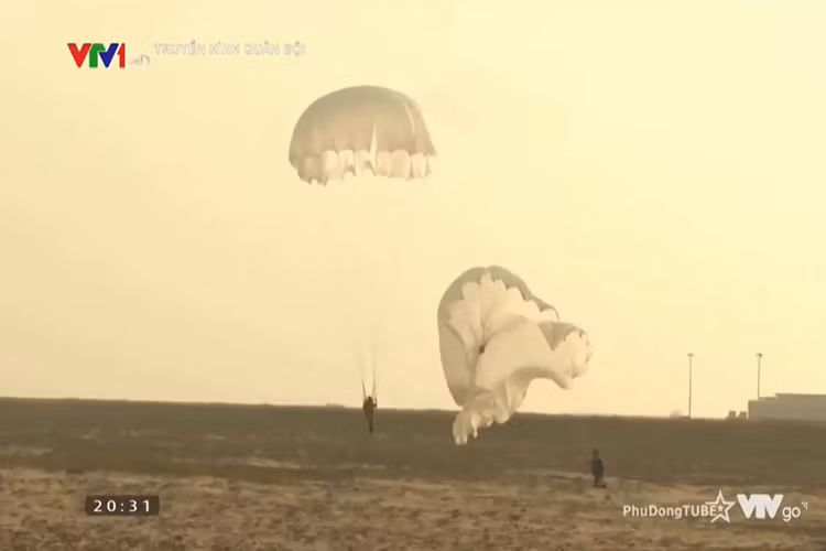 Trong tương lai, công nghệ thực tế ảo thậm chí sẽ còn có ứng dụng cao hơn nữa trong việc huấn luyện và thậm chí là được sử dụng trực tiếp trên chiến trường, hỗ trợ khả năng chiến đấu của người lính. Nguồn ảnh:VTV.