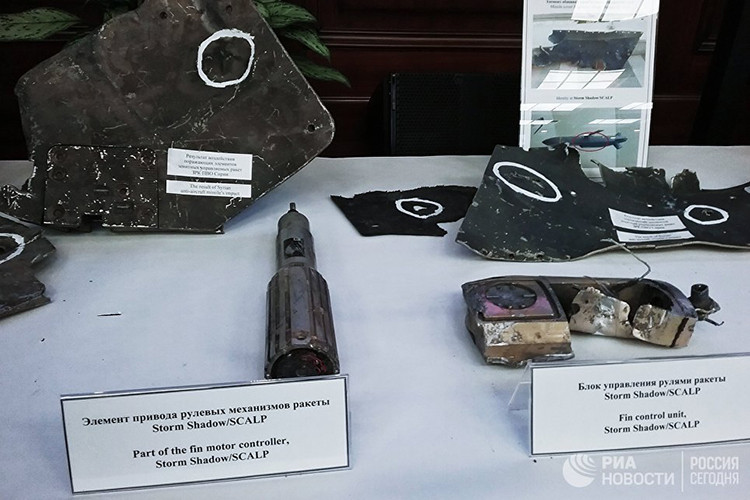 “Những mảnh vỡ tên lửa hành trình có những vết thủng do hệ thống tên lửa phòng không đánh chặn. Tên lửa còn nguyên nhãn hiệu, số sê-ri, ngày tháng, công ty sản xuất và các dữ liệu khác. Các chuyên gia sẽ dễ dàng xác định thuộc tính của những mảnh vỡ này khi tiếp xúc với chúng”, Thượng tướng Rudskoy tuyên bố tại buổi họp báo. Nguồn ảnh: Ria.