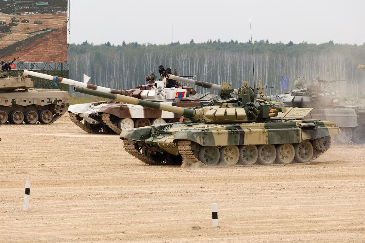 Các xe tăng tham gia Tank Biathlon sẽ phải vượt qua tuyến đường dài 6-10km, với ba vòng thi chính. Vòng thi đầu tiên là tiêu diệt các mục tiêu từ khoảng cách 1.500 m, 1.700 m và 1.800 m bằng pháo chính 125mm. Nguồn ảnh: Army Games.