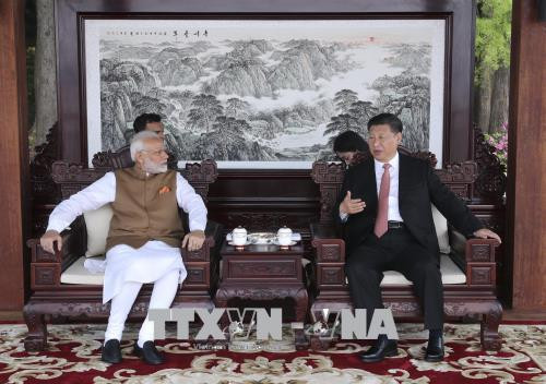 Chủ tịch Trung Quốc Tập Cận Bình (phải) hội đàm với Thủ tướng Ấn Độ Narendra Modi tại Vũ Hán ngày 28/4. Ảnh: THX/TTXVN.