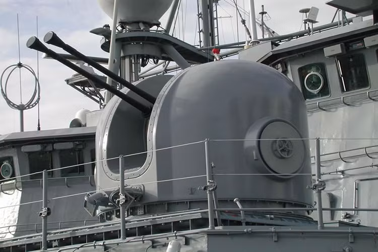 Nobong 40mm là mẫu hải pháo do công ty quốc phòng Hanwha của Hàn Quốc chế tạo dành cho hải quân nước này, được thiết kế dành cho nhiệm vụ phòng không chống máy bay lẫn tên lửa nhưng vẫn có thể sử dụng đối hạm như OTO Melara 76mm. Nguồn ảnh: Hanwha.