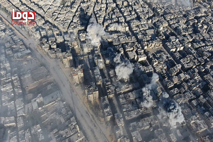 Trong hôm 7/4, tức chỉ một ngày sau khi Jaysh al-Islam xe bỏ thỏa thuận ngừng chiến, các đơn vị pháo binh Syria cũng tiến hành pháo kích vào bên trong Douma mở màn chiến dịch giải phóng thành phố này, trước đó trực thăng của Không quân Syria thả hàng chục ngàn tờ rơi xuống Douma, kêu gọi thường dân ở trong nhà nhằm tránh thương vong và di tản càng xa khu vực giao tranh càng tốt. Ảnh: markito0171.