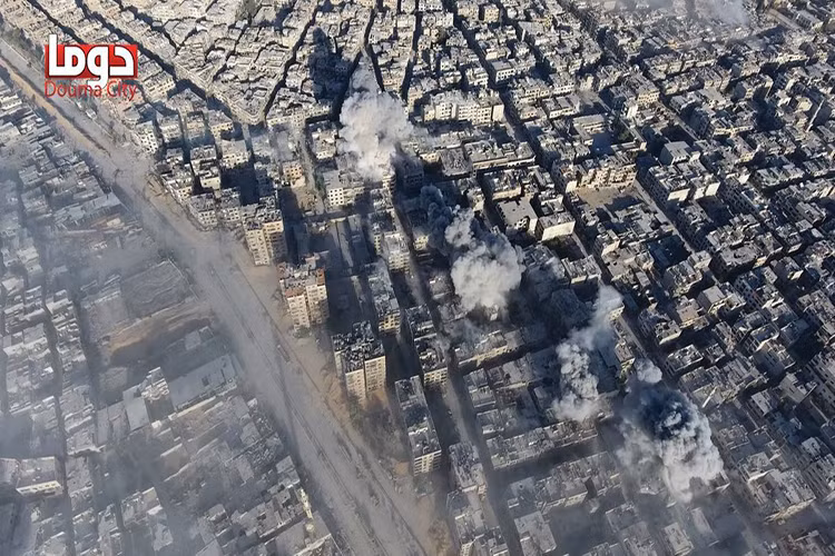 Trong hôm 7/4, tức chỉ một ngày sau khi Jaysh al-Islam xe bỏ thỏa thuận ngừng chiến, các đơn vị pháo binh Syria cũng tiến hành pháo kích vào bên trong Douma mở màn chiến dịch giải phóng thành phố này, trước đó trực thăng của Không quân Syria thả hàng chục ngàn tờ rơi xuống Douma, kêu gọi thường dân ở trong nhà nhằm tránh thương vong và di tản càng xa khu vực giao tranh càng tốt. Ảnh: markito0171.