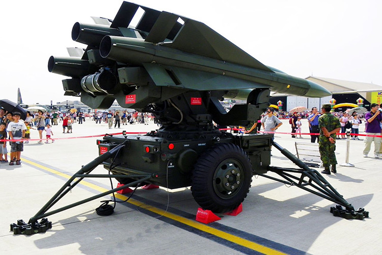 Như trước đó từng công bố với việc đưa vào trang bị Aster 30 SAMP/T, Không quân Singapore đang tính tới việc cho nghỉ hưu các hệ thống phòng không tầm ngắn I-Hawk (biến thể cải tiến của Mim-23 Hawk) do Mỹ chế tạo được Singapore đưa vào trang bị từ đầu những năm 1980. Với Aster 30 SAMP/T, Không quân Singapore có thể tăng cường đáng kể khả năng phòng không của mình khi kết hợp hệ thống này với hệ thống phòng không Spyder hiện có. Nguồn ảnh: RSAF.