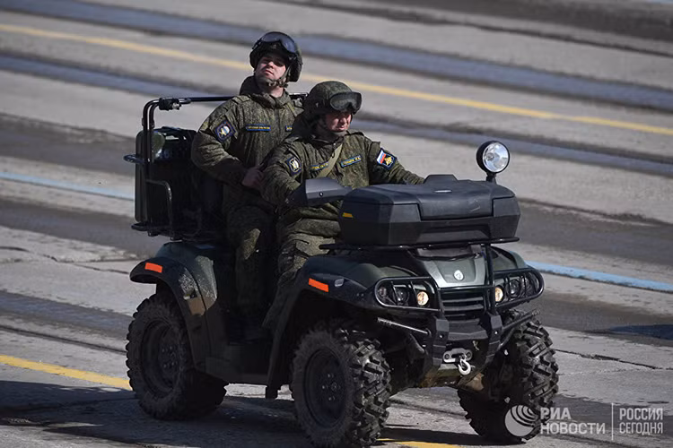 Xe địa hình ATV-500-2 của Quân đội Nga cũng lần đầu tiên xuất hiện trong lễ duyệt binh 9/5. Nguồn ảnh: RIA Novosti.