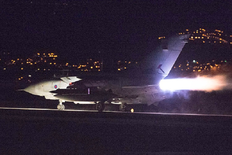 Thời điểm diễn ra màn rượt đuổi trên có lẽ diễn ra một vài ngày trước chiến dịch không kích Syria của Mỹ, Anh và Pháp. Có lẽ chính vì vậy mà người Anh đã thay đổi kế hoạch không kích từ dùng tên lửa hành trình Tomahawk sang sử dụng tên lửa tấn công chính xác Storm Shadow (SCALP EG) được triển khai từ những chiếc cường kích Panavia Tornado GR.4. Nguồn ảnh: telegraph.