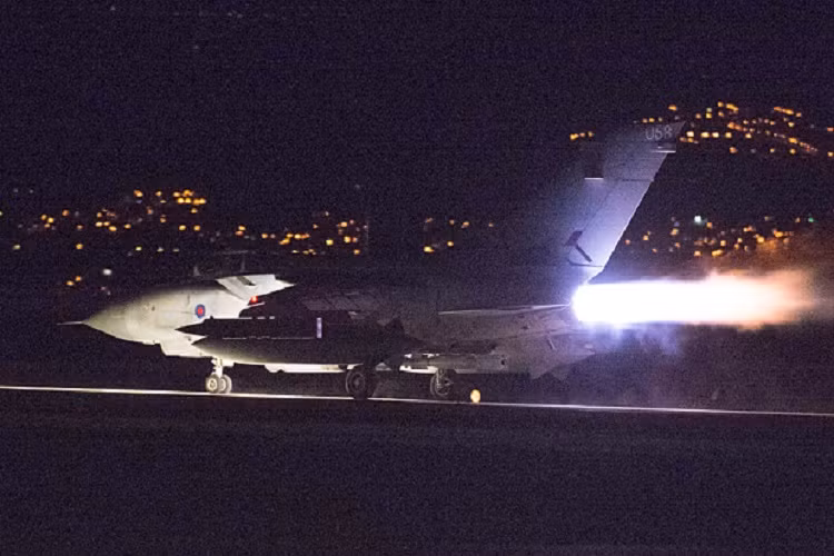 Thời điểm diễn ra màn rượt đuổi trên có lẽ diễn ra một vài ngày trước chiến dịch không kích Syria của Mỹ, Anh và Pháp. Có lẽ chính vì vậy mà người Anh đã thay đổi kế hoạch không kích từ dùng tên lửa hành trình Tomahawk sang sử dụng tên lửa tấn công chính xác Storm Shadow (SCALP EG) được triển khai từ những chiếc cường kích Panavia Tornado GR.4. Nguồn ảnh: telegraph.