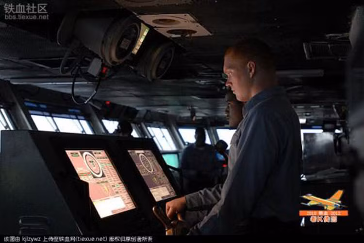 Với sức mạnh đã kể trên, tàu sân bay hạt nhân Nimitz thừa sức mạnh giúp Mỹ thực hiện một chiến dịch không kích quy mô mà không cần tới các căn cứ không quân nằm gần mục tiêu, bên cạnh đó nó cũng có thể đóng vai trò như một trung tâm chỉ huy tác chiến toàn một hạm đội hay biên đội trên biển khi cần thiết.