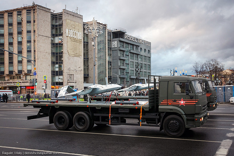 Ngoài việc lần đầu tiên chiến đấu cơ tàng hình Sukhoi Su-57 của Nga tham gia duyệt binh, thì giới quan sát quân sự Nga còn chú ý vào sự xuất hiện của hai loại UAV tấn công mới của Quân đội Nga là Korsar và Katran. Nguồn ảnh: kp.ru.