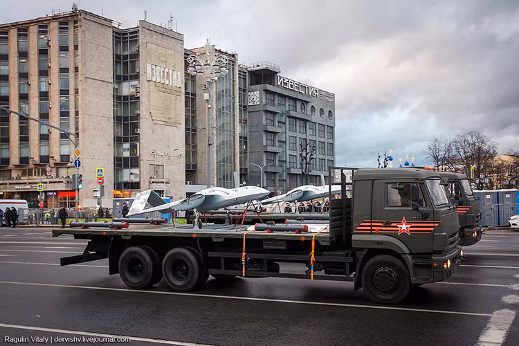 Ngoài việc lần đầu tiên chiến đấu cơ tàng hình Sukhoi Su-57 của Nga tham gia duyệt binh, thì giới quan sát quân sự Nga còn chú ý vào sự xuất hiện của hai loại UAV tấn công mới của Quân đội Nga là Korsar và Katran. Nguồn ảnh: kp.ru.