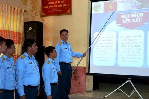 Chỉ huy trung đoàn thường xuyên rút kinh nghiệm trong từng bài giảng.