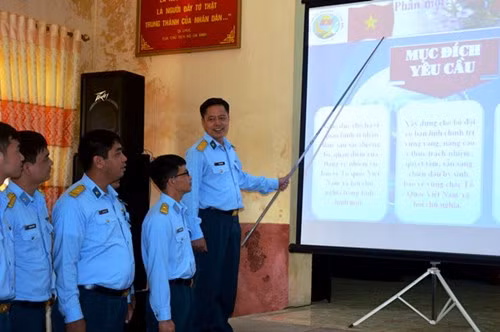 Chỉ huy trung đoàn thường xuyên rút kinh nghiệm trong từng bài giảng.