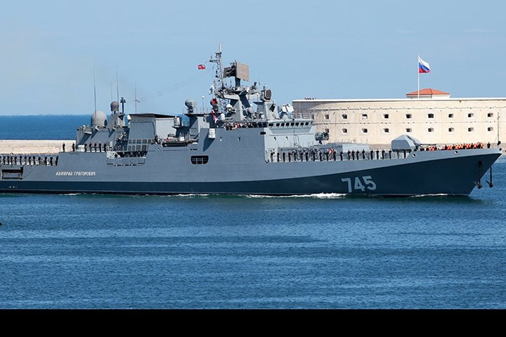 Tàu hộ vệ lớp Đô đốc Grigorovich của Nga có thể mang được tên lửa hành trình Caliber. Ảnh: TASS.