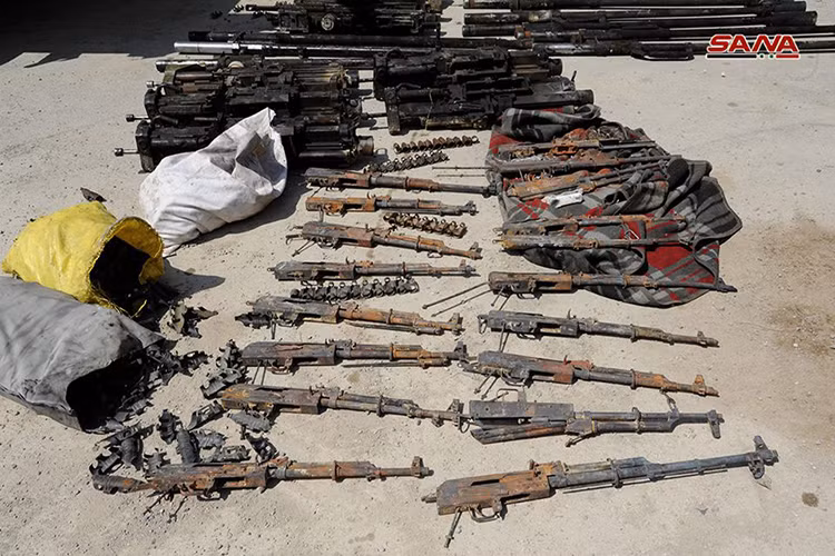 Bên cạnh việc rời đi, các nhóm nổi dậy còn phải giải giáp các loại vũ khí hạng nặng của mình và chỉ có thể mang theo các loại vũ khí cầm tay để phòng vệ. Do đó số lượng vũ khí bị bỏ lại Đông Ghouta được ước tính sẽ rất lớn. Ảnh: Sana.