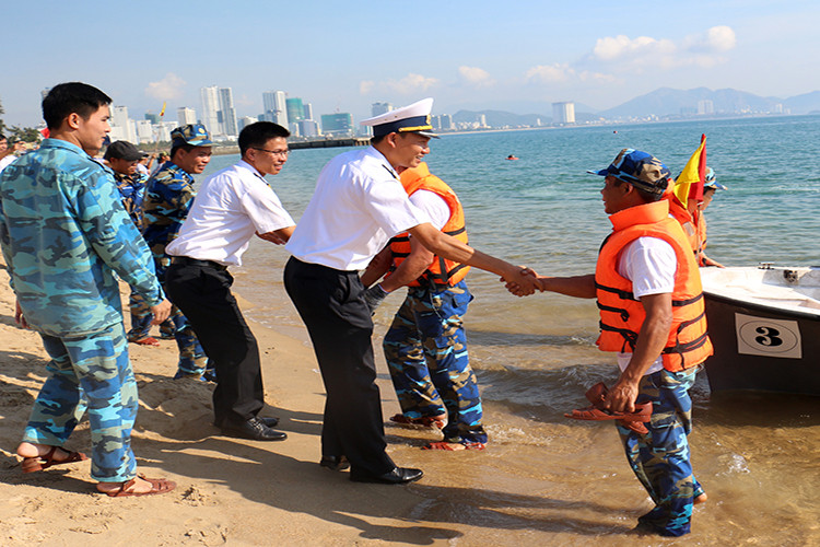 Đồng đội bắt tay chúc mừng các vận động viên sau cuộc đua.