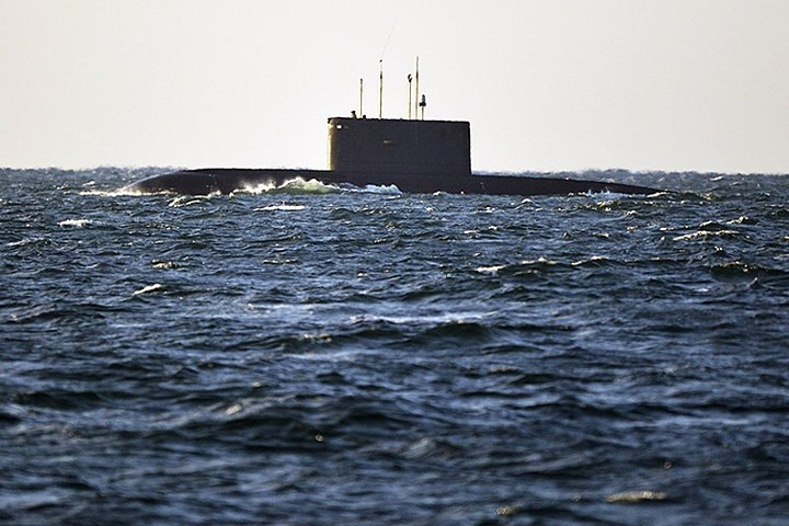 Vũ khí của Mỹ rất nhiều và mạnh. Nhưng Nga cũng có nhiều con bài đáng sợ. Trong ảnh là phần nổi của tàu ngầm điện và diesel lớp Kilo của hải quân Nga. Tàu này có thể lặn trong thời gian rất dài. Ảnh: TASS.