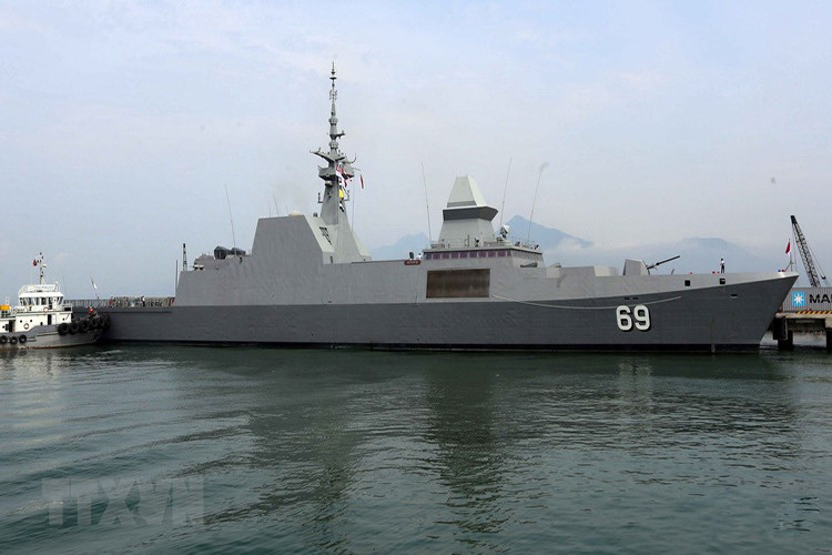 Trong chuyến thăm Đà Nẵng lần này, lớp chiến hạm mạnh nhất Singapore mang theo 150 sĩ quan và thủy thủ do thượng tá Joseph Neo, sĩ quan chỉ huy Học viện Hải quân Singapore, làm trưởng đoàn đã đến thăm Đà Nẵng. Nguồn ảnh: Trần Lê Lâm/TTXVN.