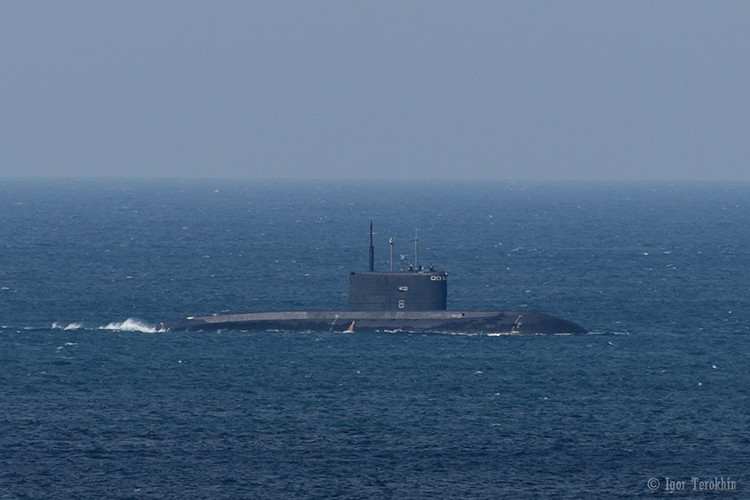 Trong khi đó dù là một lớp tàu ngầm tấn công thông thường nhưng Kilo của Nga lại sở hữu kho vũ khí tương đương, trong đó có cả tên lửa hành trình Kalibr. Bản thân Kilo cũng được đánh giá là lớp tàu ngầm diesel-điện chạy êm nhất thế giới. Nguồn ảnh: liveuamap‏.
