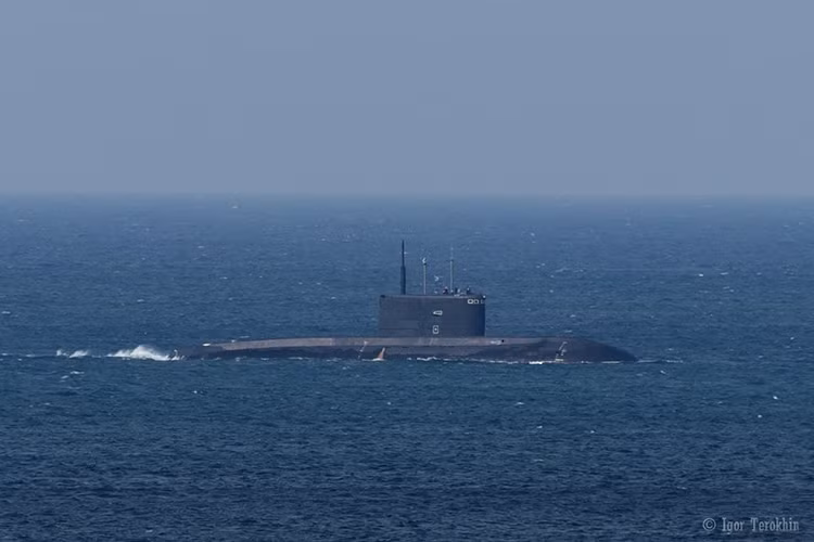 Trong khi đó dù là một lớp tàu ngầm tấn công thông thường nhưng Kilo của Nga lại sở hữu kho vũ khí tương đương, trong đó có cả tên lửa hành trình Kalibr. Bản thân Kilo cũng được đánh giá là lớp tàu ngầm diesel-điện chạy êm nhất thế giới. Nguồn ảnh: liveuamap‏.