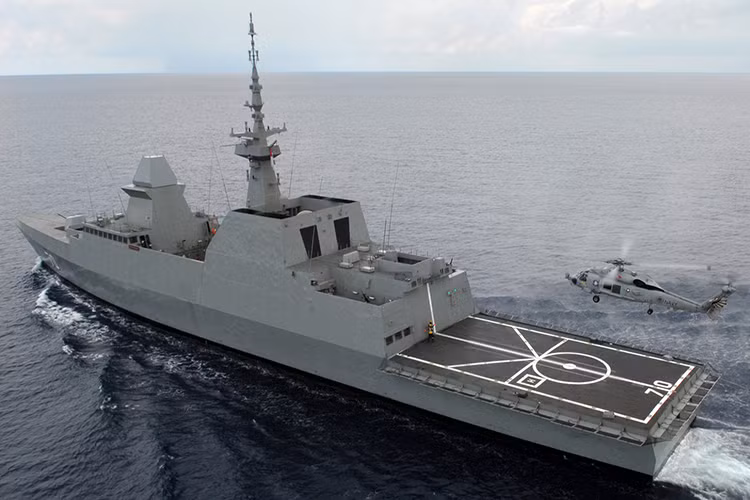 Tầm hoạt động tối đa của lớp tàu khu trục Formidable vào khoảng 7.780 km tùy thuộc vào điều kiện hoạt động và điều kiện khách quan bên ngoài. Tàu có biên chế đầy đủ 71 sĩ quan chỉ huy và thủy thủ đoàn, bao gồm cả 19 nhân viên và phi công điều khiển trực thăng. Nguồn ảnh: Hải quân Singapore.