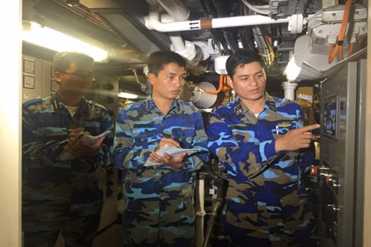 Hướng dẫn học viên vận hành thiết bị động lực.