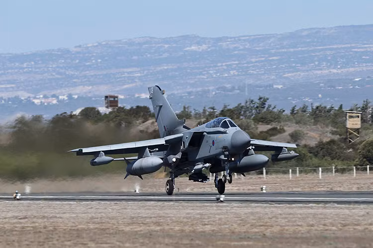 Trong khi Mỹ triển khai đồng thời Hải quân - Không quân tham gia không kích Syria thì hai đồng minh của nước này là Anh và Pháp chỉ triển khai một lực lượng hạn chế gồm các chiến đấu cơ đa năng Dassault Rafale (Pháp) và Panavia Tornado (Anh). Cả hai quốc gia này đều sử dụng tên lửa tấn công chính xác tương tự JASSM của Mỹ. Nguồn ảnh: russiancouncil.ru.