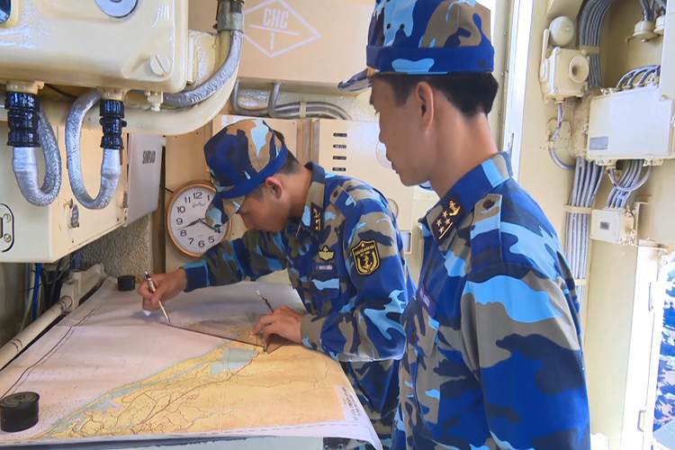 Gần đó là bàn vẽ hải đồ trên tàu “361”, hầu hết các tàu chiến hiện đại của hải quân ta hiện nay đều được trang bị hải đồ số tuy nhiên việc nắm rõ các mẫu hải đồ giấy truyền thống vẫn là nhiệm vụ hàng đầu của mỗi người thủy thủ hoa tiêu. Nguồn ảnh: Báo Hải quân Việt Nam.