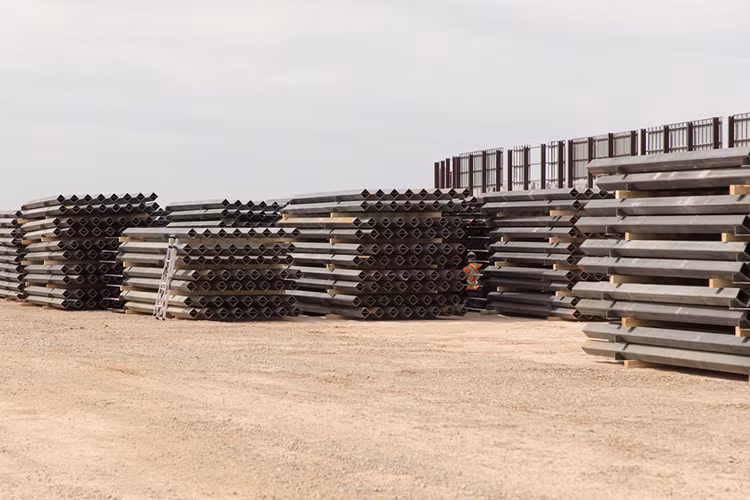 Theo những số liệu mới nhất, đoạn tường đầu tiên được xây dựng sẽ có trị giá vào khoảng hơn 73 triệu USD và được thi công trong vòng 400 ngày kể từ năm 2017. Trong ảnh là mẫu tường biên giới mới của Mỹ tại Santa Teresa, nó có kích thước nhỏ hơn và khiêm tốn hơn các nguyên mẫu ở California. Ảnh: Business Insider.