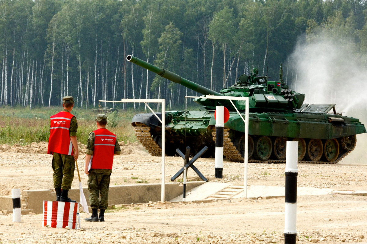 Trong Tank Biathlon có nhiều nội dung tranh tài khác nhau như chạy đua trên địa hình phức tạp, vượt chướng ngại vật, bắn pháo, đòi hỏi tổ lái phải thuần thục kỹ năng điều khiển cũng như sử dụng vũ khí trang bị trên xe. Xe tăng T-72B3 của đội tuyển Lào tại Tank Biathlon 2017. Nguồn ảnh: Army Games.