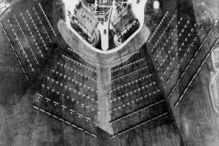 Các máy bay của lực lượng Không quân Hoàng gia tại một bãi đáp ở Mildenhall, Suffolk.