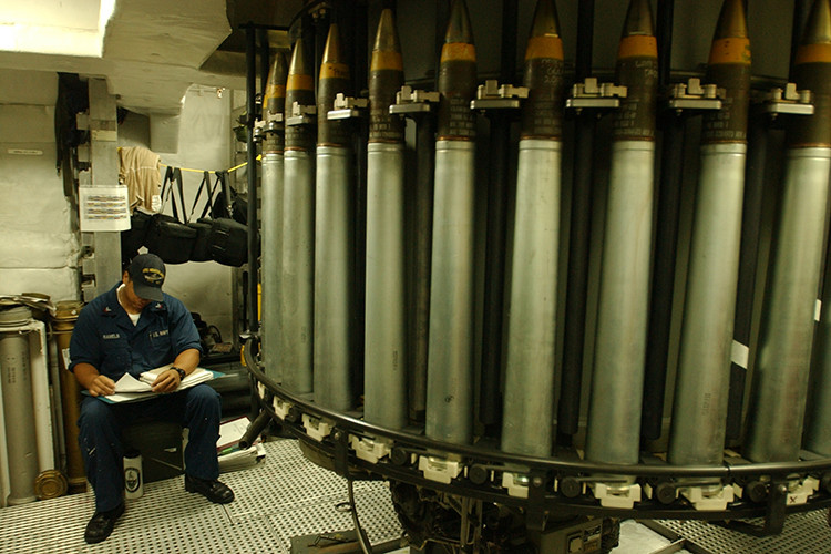 Dù vậy các biến thể này vẫn sử dụng chung một mẫu đạn tiêu chuẩn HE có khối lượng 6,296kg, tầm bắn tối đa 16km, tầm bắn hiệu quả 8km (4km với mục tiêu là máy bay). Đạn SAPOM có khối lượng 6,35kg, tầm bắn tối đa 16km (20km với bản SAPOMER) và đặc biệt nhất là đạn pháo dẫn đường Vulcano. Nguồn ảnh: North America.