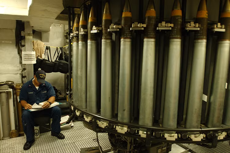 Dù vậy các biến thể này vẫn sử dụng chung một mẫu đạn tiêu chuẩn HE có khối lượng 6,296kg, tầm bắn tối đa 16km, tầm bắn hiệu quả 8km (4km với mục tiêu là máy bay). Đạn SAPOM có khối lượng 6,35kg, tầm bắn tối đa 16km (20km với bản SAPOMER) và đặc biệt nhất là đạn pháo dẫn đường Vulcano. Nguồn ảnh: North America.