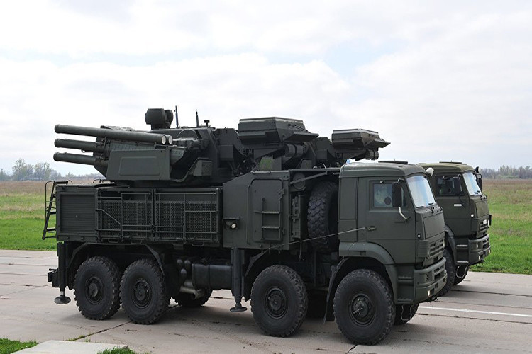 Tướng Karatash còn cho rằng, Pantsir-S1 gần như là một “chiếc ô” bảo vệ cho S-400 trước các đòn tấn công từ trên không ở tầm trung và tấm thấp, bên cạnh đó tổ hợp này cũng có thể đóng vai trò bảo vệ cho các khu vực trọng yếu của Ankara khi cần thiết. Nguồn ảnh: Sputnik.