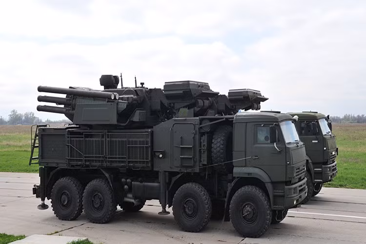 Tướng Karatash còn cho rằng, Pantsir-S1 gần như là một “chiếc ô” bảo vệ cho S-400 trước các đòn tấn công từ trên không ở tầm trung và tấm thấp, bên cạnh đó tổ hợp này cũng có thể đóng vai trò bảo vệ cho các khu vực trọng yếu của Ankara khi cần thiết. Nguồn ảnh: Sputnik.