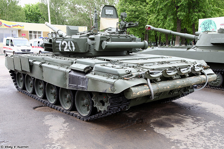 Với việc lần đầu tiên tham gia Tank Biathlon, đội tuyển Việt Nam ít nhiều sẽ phải có thời gian làm quen với những chiếc T-72B3, không chỉ trong vận hành mà còn cả cách điều khiển hệ thống vũ khí trên xe. Bởi dòng xe tăng này khác hoàn toàn với những chiếc T-54/55 mà quân đội ta đang được trang bị. Nguồn ảnh: Vitaly-Kuzmin.