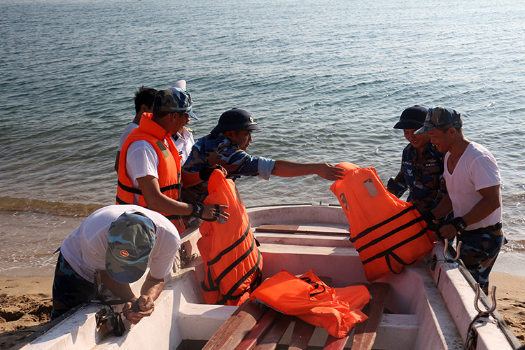 Đối với những người lính biển, công tác bảo đảm an toàn cho bất kỳ cuộc thi nào cũng phải chuẩn bị thật tốt. Mặc dù bơi rất giỏi nhưng việc mang áo phao là bắt buộc.
