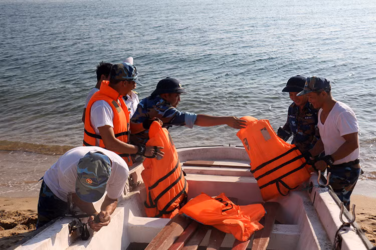 Đối với những người lính biển, công tác bảo đảm an toàn cho bất kỳ cuộc thi nào cũng phải chuẩn bị thật tốt. Mặc dù bơi rất giỏi nhưng việc mang áo phao là bắt buộc.