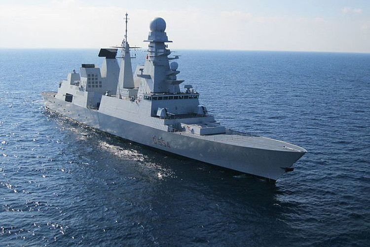 Theo đó Horizon có thiết kế tiêu chuẩn hơn 7.000 tấn, dài 152 mét và có thủy thủ đoàn lên đến hơn 200 người. Hệ thống vũ khí của lớp tàu này tương tự như Type 45 nhưng không có tên lửa chống hạm RGM-84 Harpoon mà thay vào đó là các mẫu tên lửa chống hạm do châu Âu tự thiết kế. Nguồn ảnh: Arms-Expo.