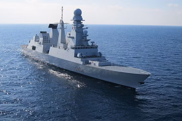 Theo đó Horizon có thiết kế tiêu chuẩn hơn 7.000 tấn, dài 152 mét và có thủy thủ đoàn lên đến hơn 200 người. Hệ thống vũ khí của lớp tàu này tương tự như Type 45 nhưng không có tên lửa chống hạm RGM-84 Harpoon mà thay vào đó là các mẫu tên lửa chống hạm do châu Âu tự thiết kế. Nguồn ảnh: Arms-Expo.