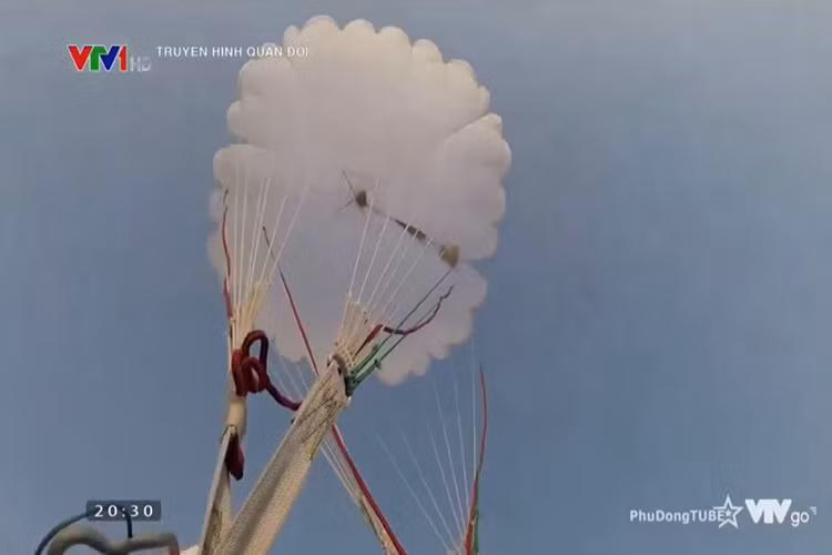 Không chỉ riêng Việt Nam, mà nhiều nước trên thế giới đã bắt đầu sử dụng công nghệ thực tế ảo trong đào tạo và huấn luyện binh sĩ cho nhiều loại nhiệm vụ khác nhau. Nhất là khi công nghệ này bảo vệ binh sĩ trước những rủi ro có thể gặp phải trong quá trình huấn luyện. Nguồn ảnh:VTV.