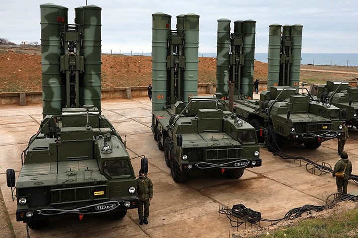 Tên lửa phòng không S-400 của Nga có uy lực mạnh, được ví là “vòng thép” bảo vệ chế độ của Tổng thống Assad trước các cuộc tập kích đường không. Ảnh: TASS.