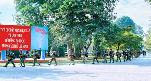 Trong điều kiện thời tiết không thuận lợi, cơ động đường dài hơn 100km, ăn ở dã ngoại nhiều ngày liên tục, học viên các phân đội đã vượt qua khó khăn, vận dụng sáng tạo kiến thức đã học vào thực hành các hình thức chiến thuật và thực hành bắn chiến đấu phòng ngự cấp trung đội đạt kết quả cao, an toàn tuyệt đối. Hình ảnh: Học viên thực hành di chuyển ra khỏi doanh trại.