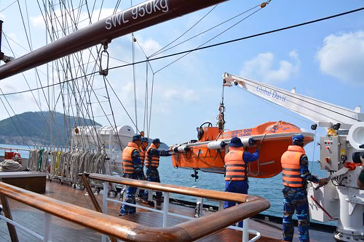 Thực hành sử dụng xuồng cứu hộ.