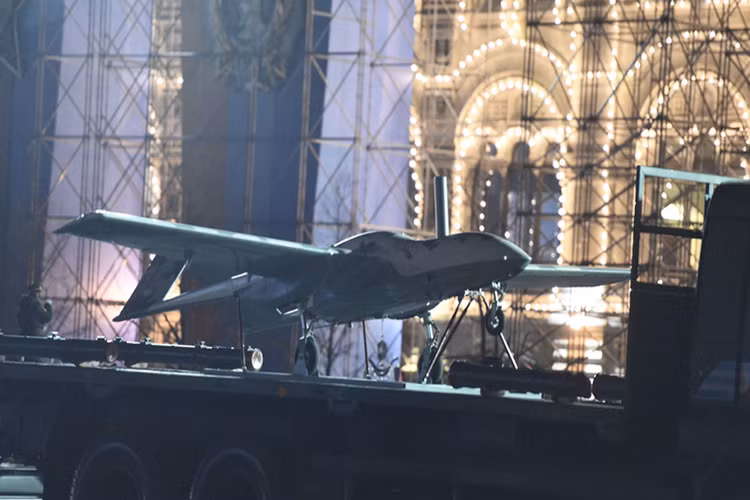 Nhờ thiết kế tiên tiến, trang bị 3 loại đầu nổ chiến đấu là xuyên lõm tandem (2 lượng nổ liên tiếp nhau), nổ phá và kiểu thanh xuyên, tên lửa Ataka-V có thể phá hủy mọi loại xe tăng, xe bọc thép hiện đại từ trên không, mỗi tên lửa Ataka-V khi khai hỏa có thể vươn tới mục tiêu ở cách xa nó tới 6km. Nguồn ảnh: LiveJournal.