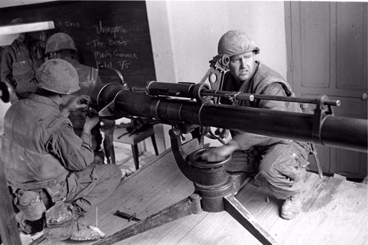 Trong ảnh là tổ đội súng không giật M40 của Thủy quân Lục chiến Mỹ tại Huế vào năm 1968. Nguồn ảnh: Pinterest.