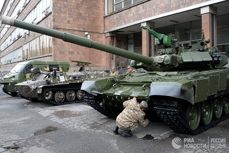 Bộ đôi xe tăng chiến đấu chủ lực T-90A và tổ hợp chống tăng tự hành 9K114 Shturm của Quân đội Armenia. Nguồn ảnh: RIA.