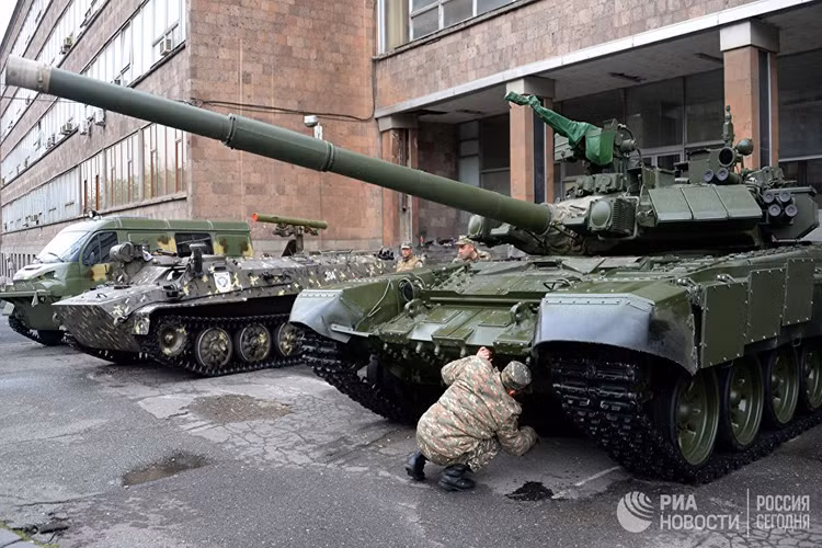 Bộ đôi xe tăng chiến đấu chủ lực T-90A và tổ hợp chống tăng tự hành 9K114 Shturm của Quân đội Armenia. Nguồn ảnh: RIA.